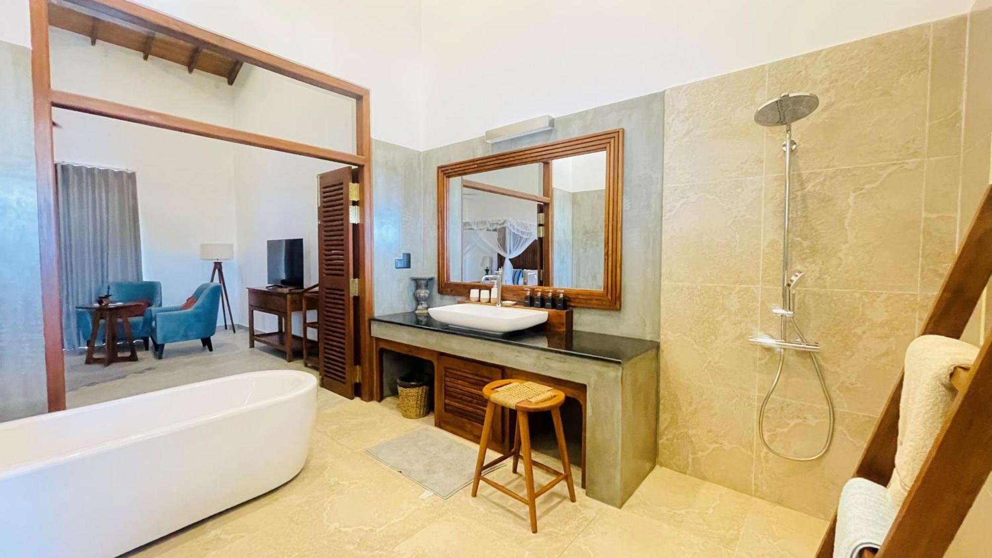 Sea Star Boutique Hotel Hikkaduwa Bagian luar foto